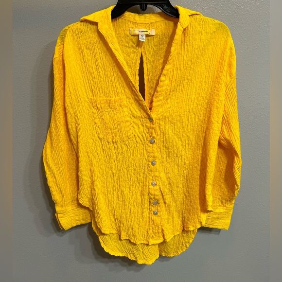 🍁Like New Women’s Urban Outfitters Key Hole Back Button Up - Picture 1 of 12